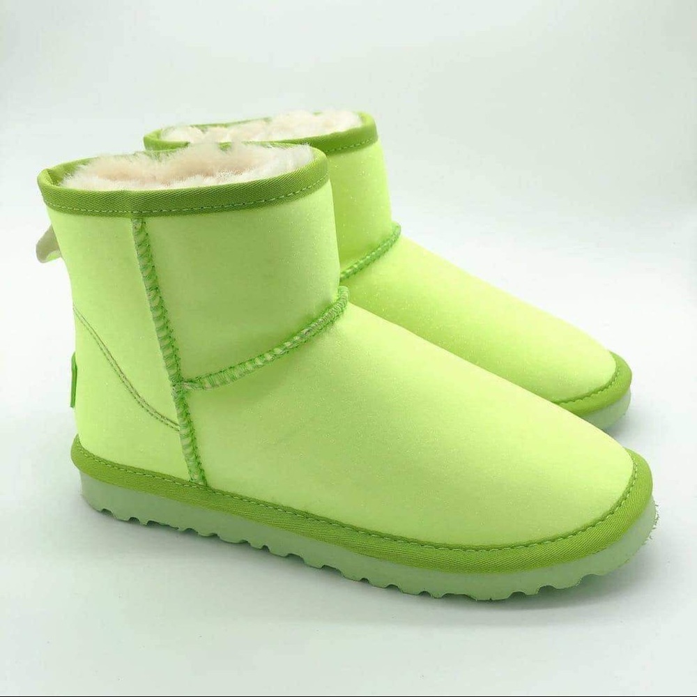 UGGS - Picture 3 of 6